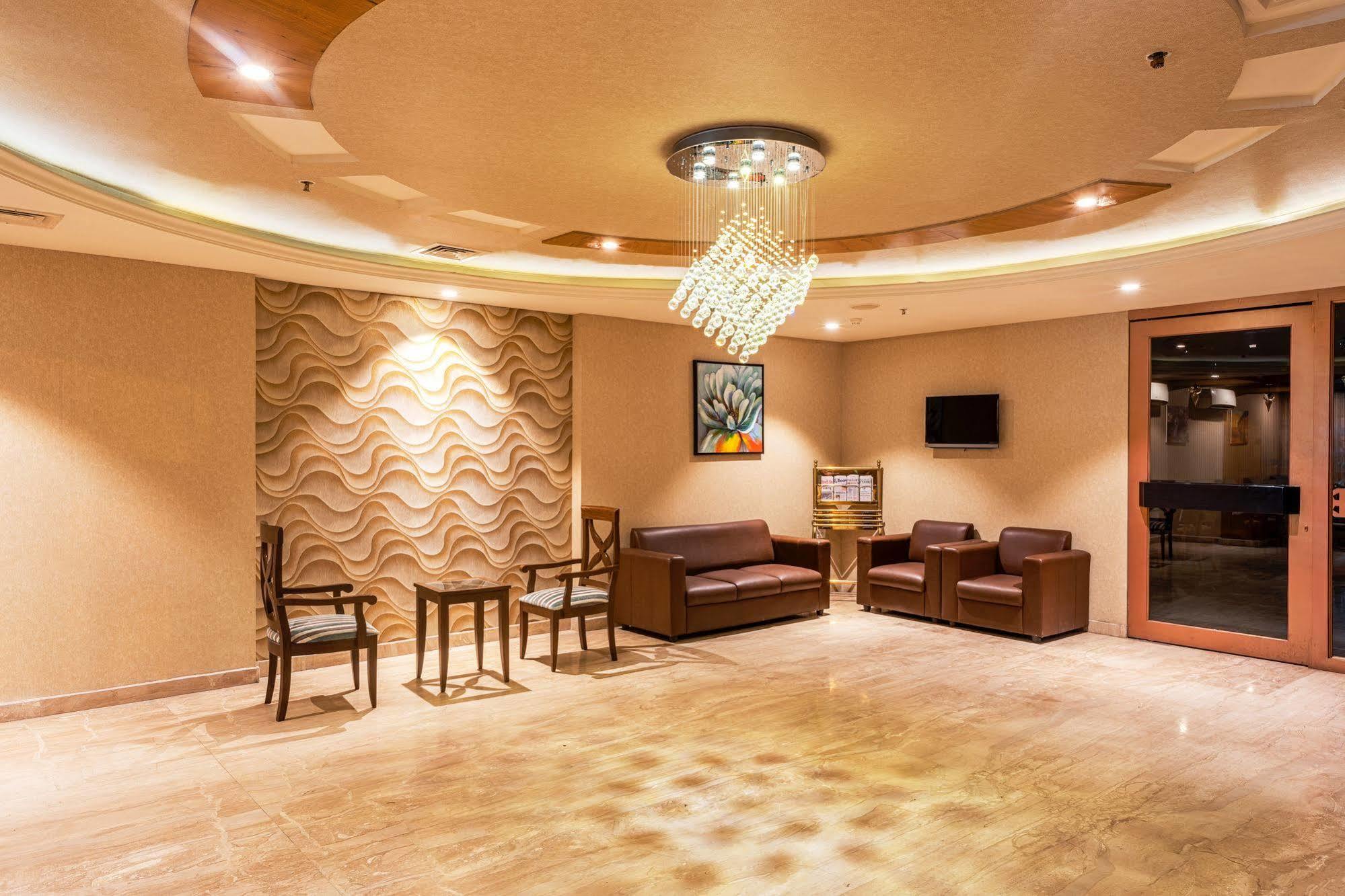 Treebo Trend Grand Plaza Nampally Hyderabad Exterior foto